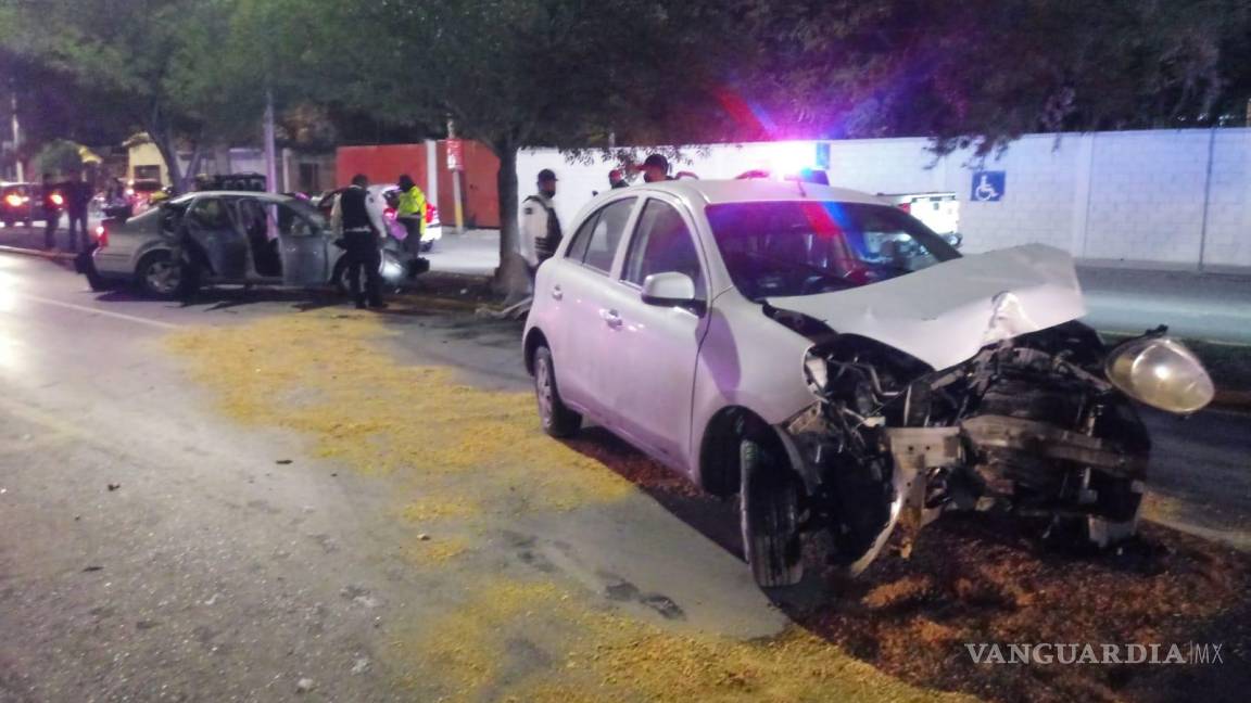 Chocan 2 autos contra árbol en Saltillo; conductoras salen lesionadas