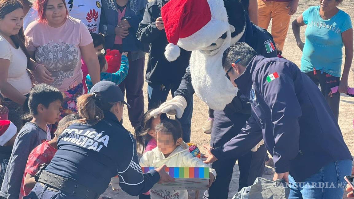 Entrega Policía de Saltillo juguetes a niños de la colonia La Gloria