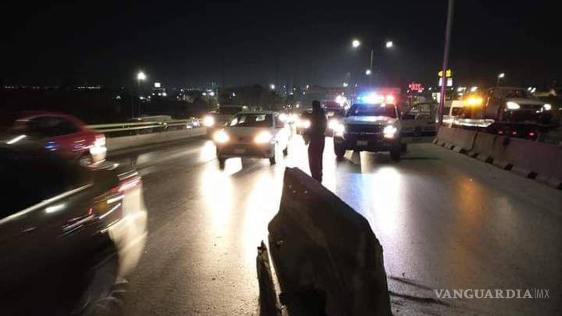 $!Testigos afirman que el vehículo se encontraba zigzagueando, por lo que se presume que se quedó dormido,