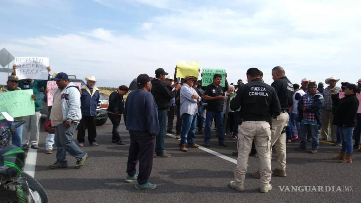 Campesinos bloquen la autopista Torreón-Saltillo por disputa de tierras