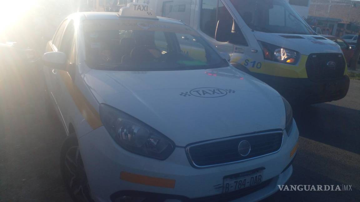 Saltillo: menores en moto se impactan contra taxi al no respetar alto