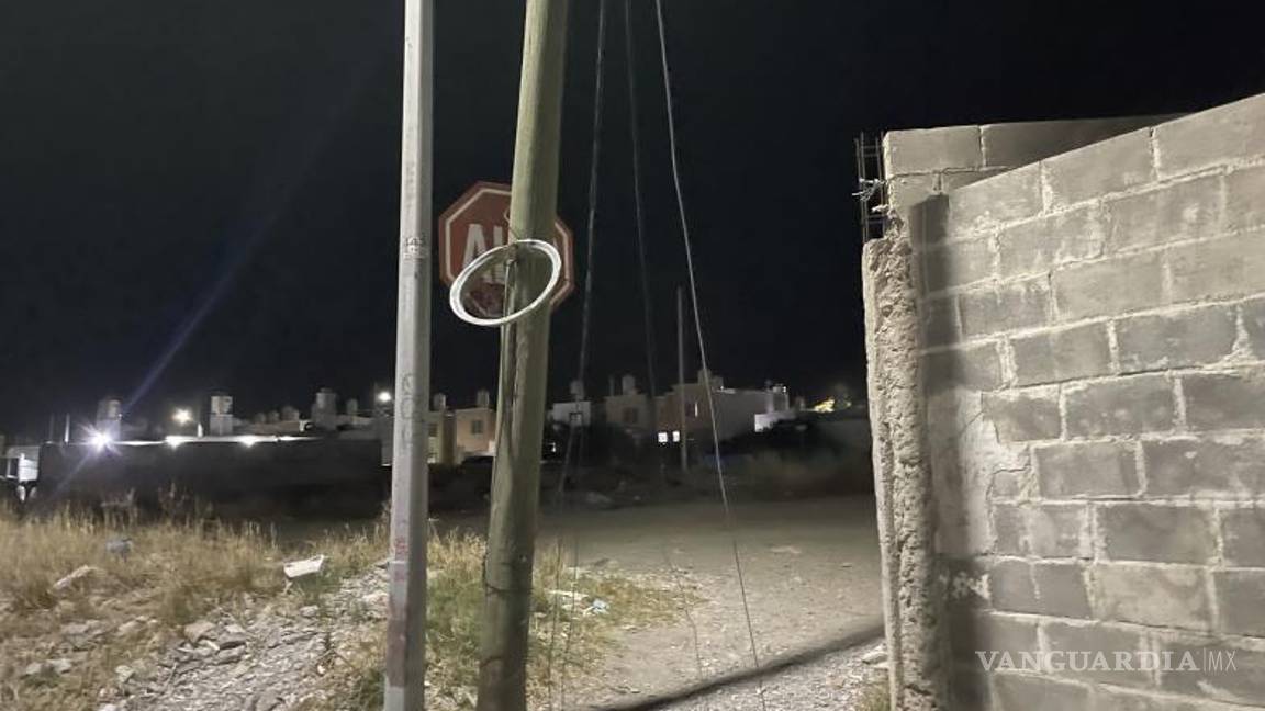 $!En estos cables se enredó el joven motociclista.