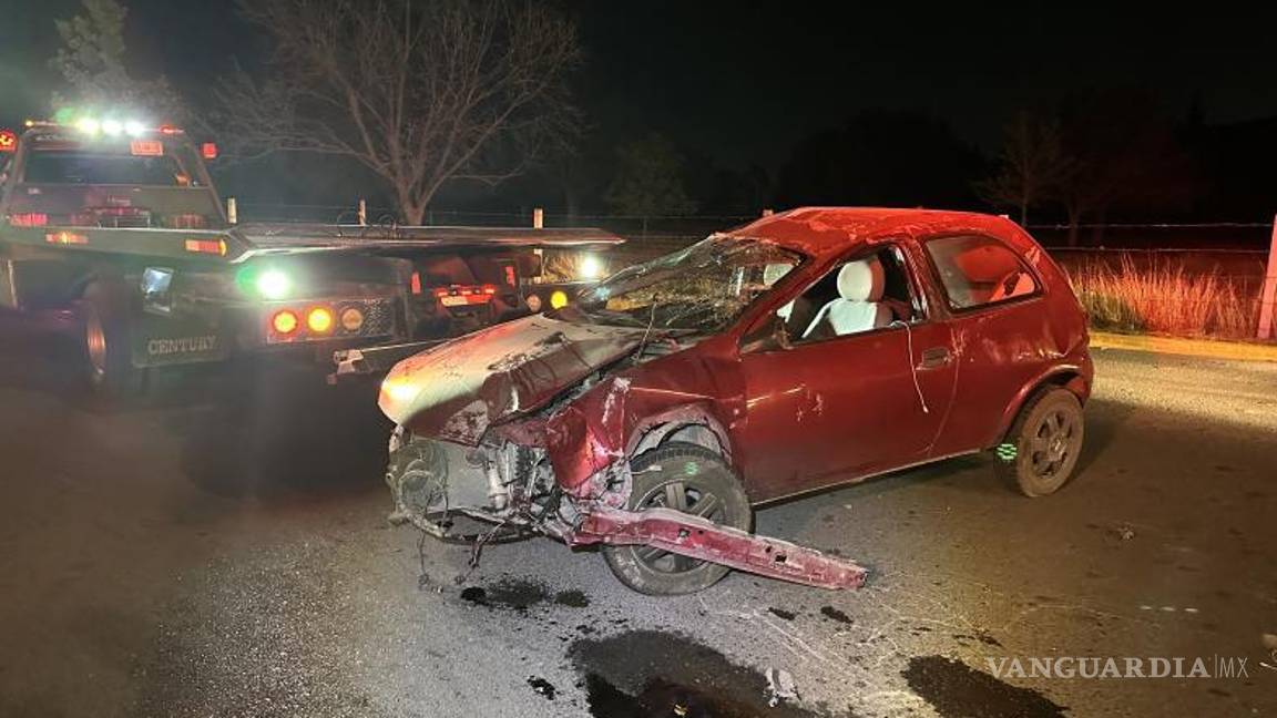 $!Paramédicos de Cruz Roja para que valoraran al conductor, quien resultó ileso en el accidente gracias a que portaba el cinturón de seguridad.