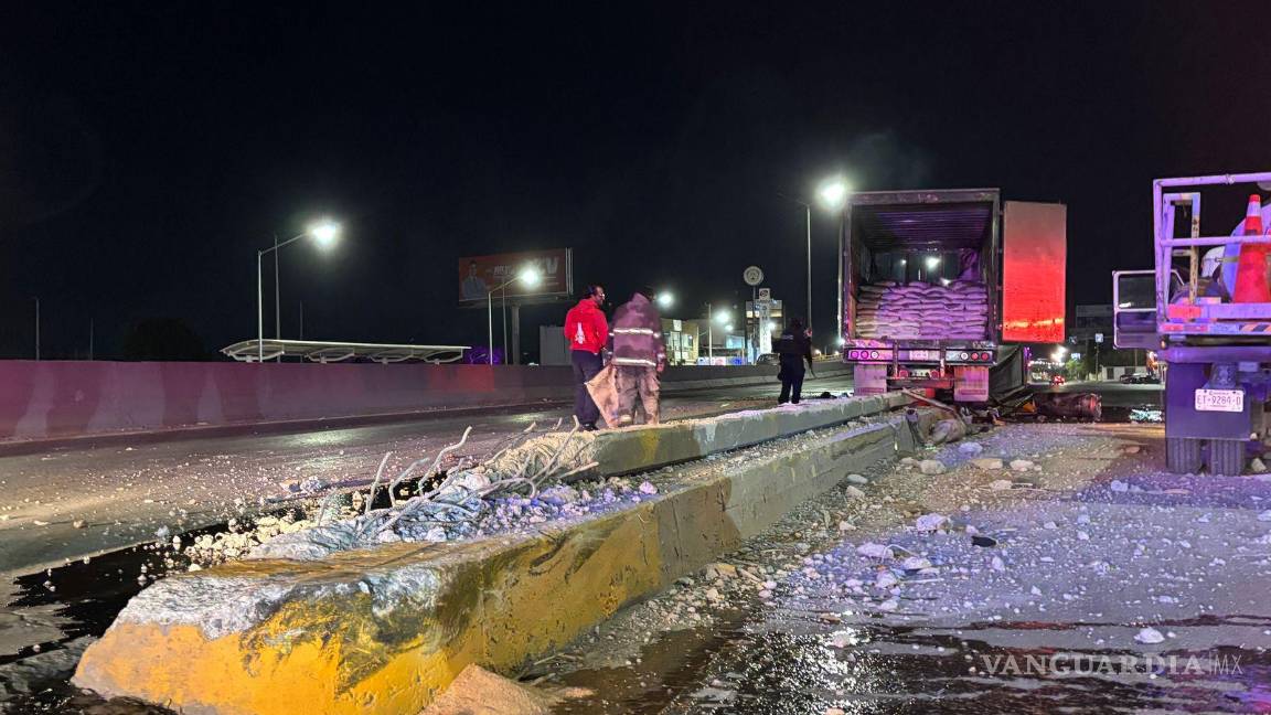 $!El conductor, de 73 años, logró salir a tiempo del vehículo antes de que el fuego lo consumiera.