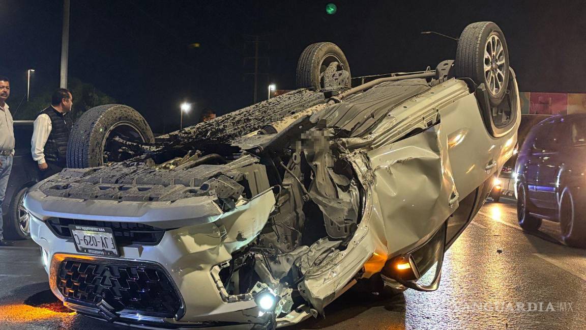 $!Automovilistas acudieron rápidamente al lugar para auxiliar al conductor, quien logró salir ileso del accidente.
