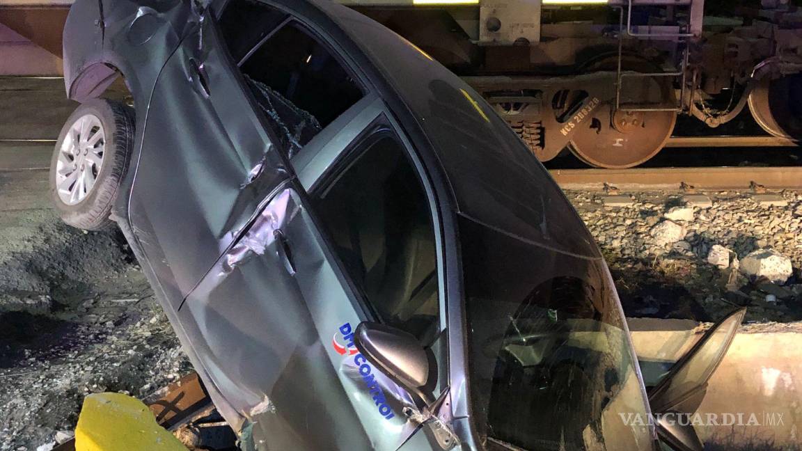$!La locomotora impactó el costado derecho del vehículo, proyectándolo hacia la terracería a un lado de los campos de la UAdeC.