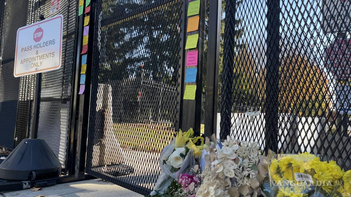 $!Fotografía de mensajes en la entrada de la residencia oficial de la vicepresidenta de Estados Unidos y candidata demócrata a la Casa Blanca, Kamala Harris, este viernes en el Observatorio Naval de Estados Unidos en Washington (Estados Unidos).