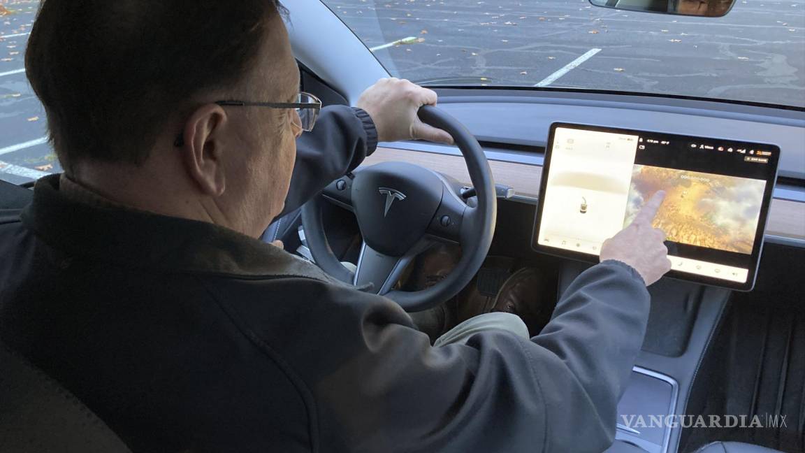 Opción de Tesla de usar videojuegos al conducir está en la mira de la NHTSA