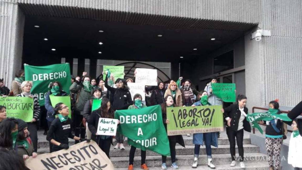 Protestan organizaciones civiles afuera del Congreso de Nuevo León contra Ley Antiaborto