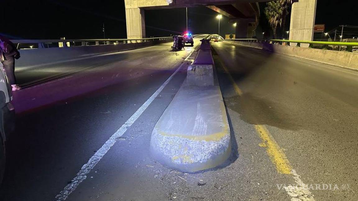 $!El acceso al puente en el distribuidor vial fue parcialmente cerrado mientras una grúa removía la camioneta accidentada