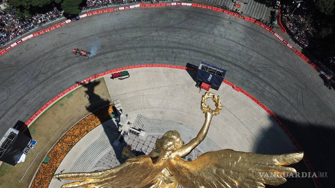 $!Fotografía aérea del piloto mexicano de la escudería Red Bull, Sergio Checo Pérez, durante el Red Bull Show Run en la Glorieta de La Diana Cazadora en el Paseo de la Reforma, en Ciudad de México. EFE/ Madla Hartz
