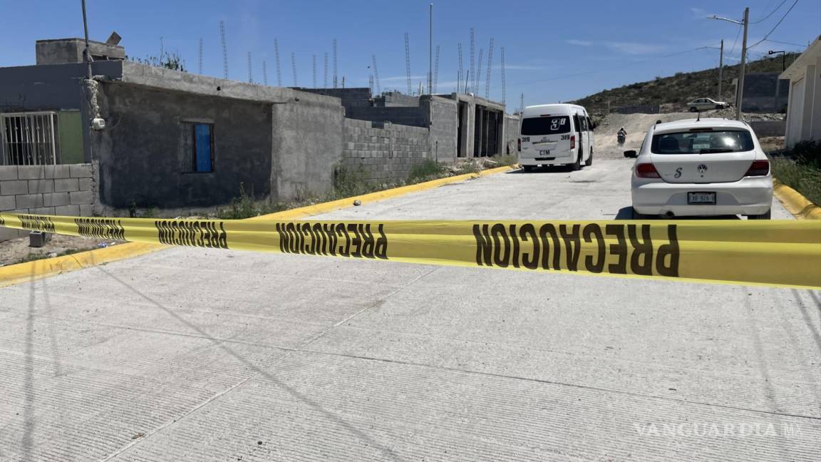 Fallece sobre la vía pública al poniente de Saltillo; vecinos sospechan que lo agredieron