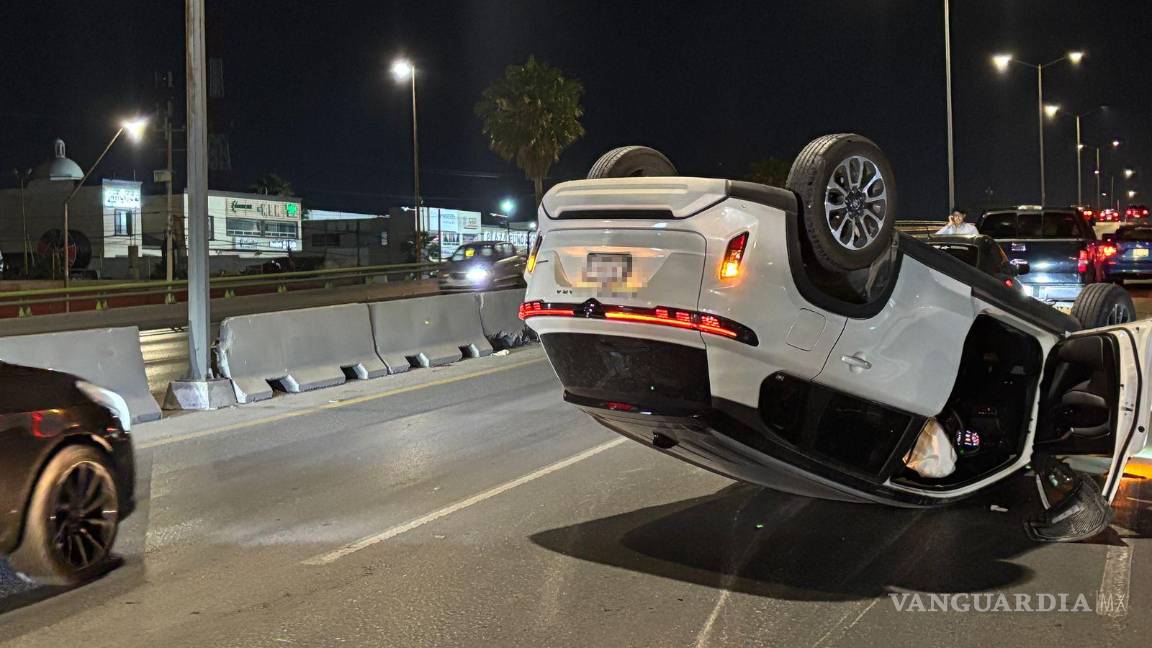 $!La camioneta, una Suzuki, fue trasladada a un corralón mientras se espera que el propietario cubra los daños y multas.