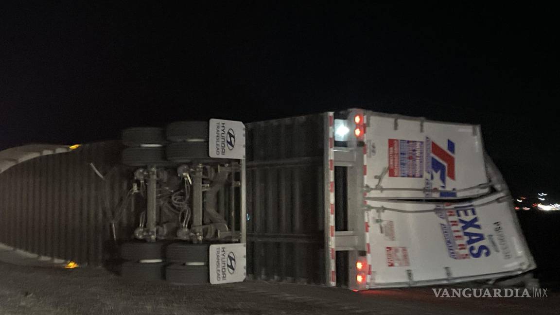 Tras dormitada, vuelca trailero en la Monterrey-Saltillo; provoca bloqueo de vialidad durante horas
