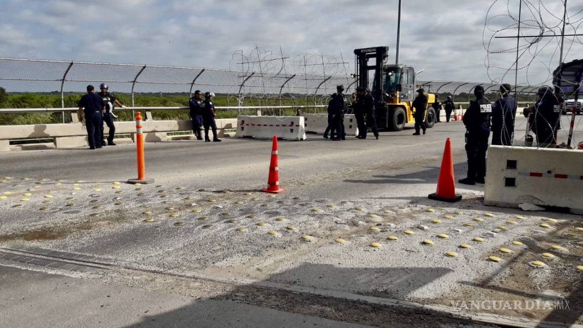 Ante amenaza de migrantes que buscaban cruzar hacia EU, cierran puente Acuña-Del Rio