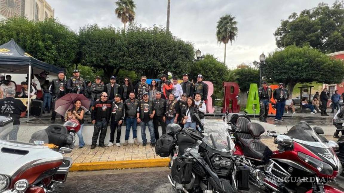 $!En Parras de la Fuente, los bikers fueron recibidos con un almuerzo y un tiempo de pausa en la Plaza del Reloj, disfrutando del Pueblo Mágico.