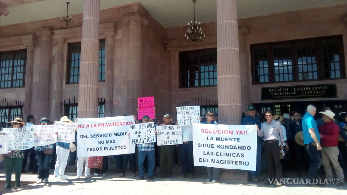 Más de 300 maestros inconformes de Coahuila presentan iniciativa de Reforma a la ley de la Dipetre