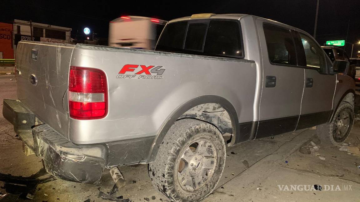 $!La camioneta Ford resultó con daños en la parte trasera tras el impacto del vehículo KIA.
