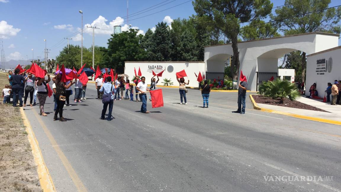 Bloquean manifestantes vialidad frente a SAGARPA en Saltillo