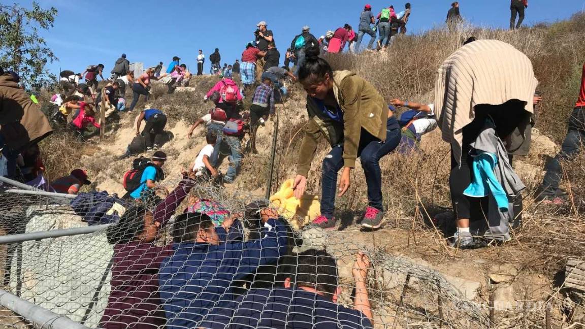 $!Estalla violencia en cruce Tijuana-San Diego; agentes de EU lanzan gas lacrimógeno a migrantes