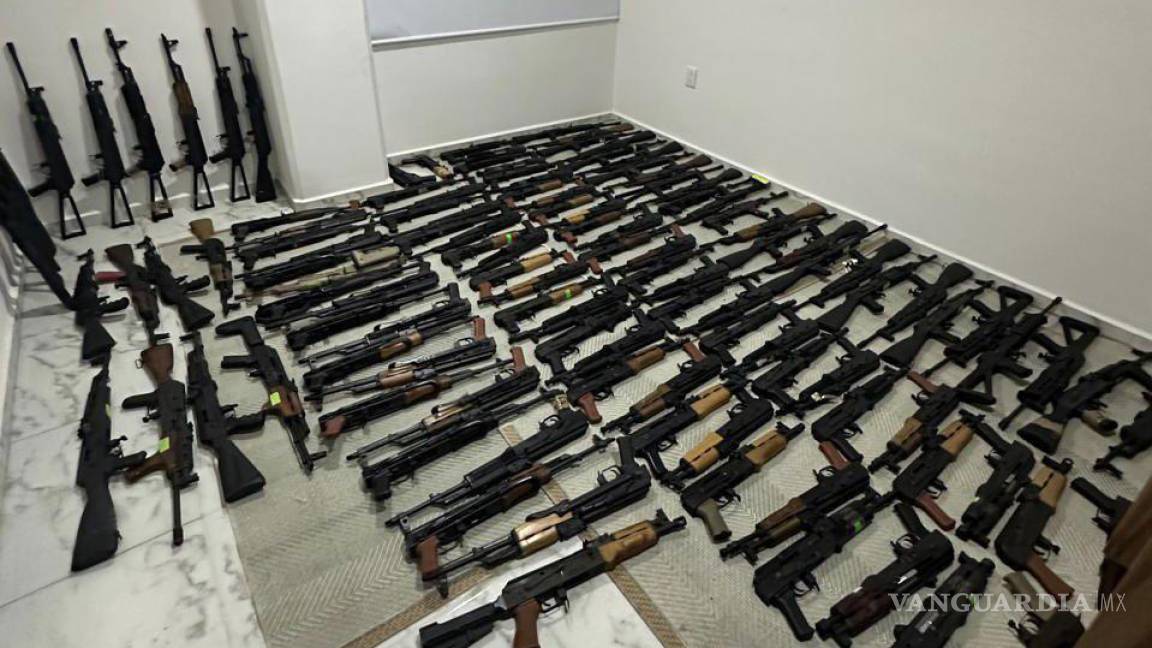 Encuentran poderoso arsenal de más de 200 armas en un departamento, en Veracruz