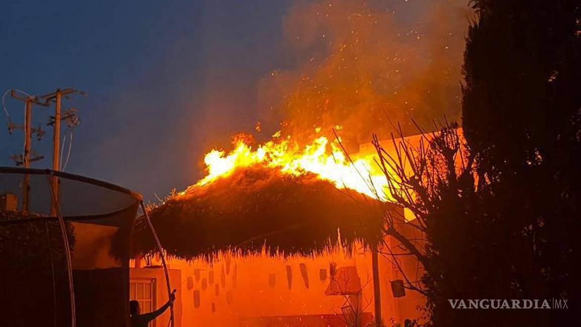 $!Elementos de emergencia aseguran la zona para evitar que las llamas se propaguen a casas cercanas.