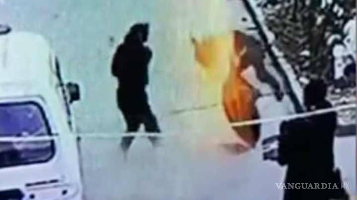 $!Niño arroja cohete a coladera y sale volando (Video)