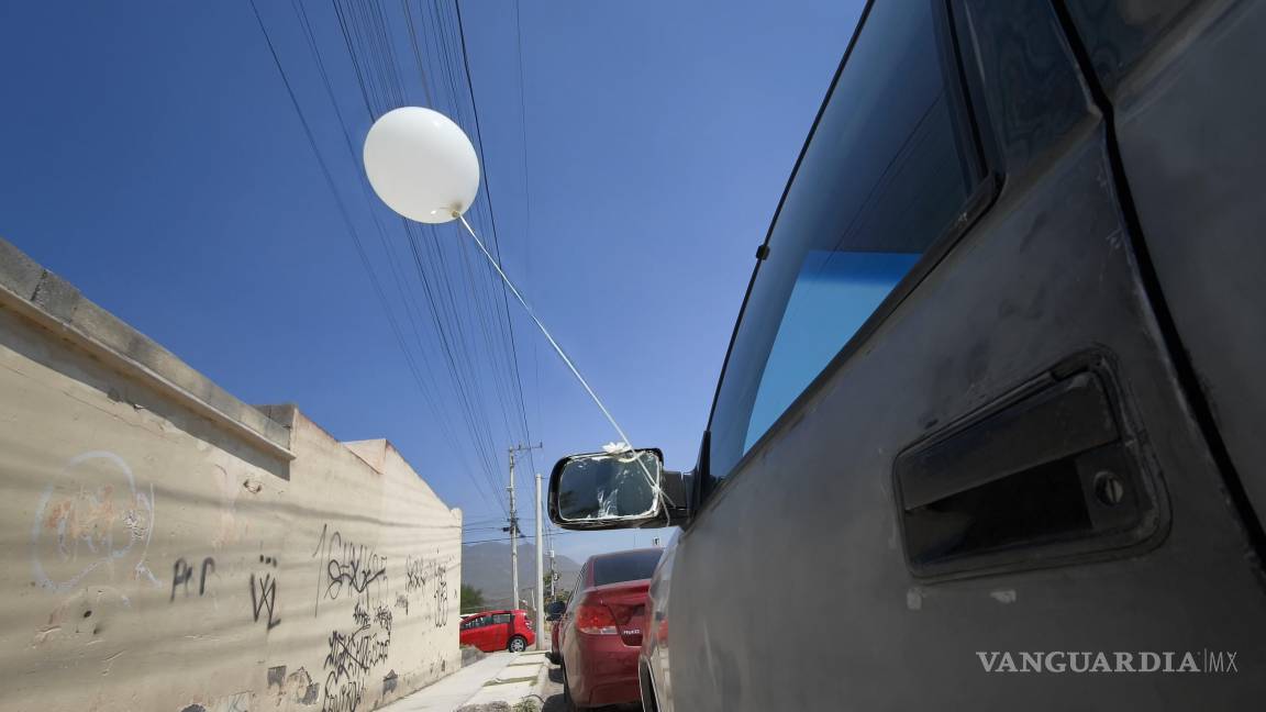 $!Vehículos adornados con globos despidieron a los pequeños en su último viaje.