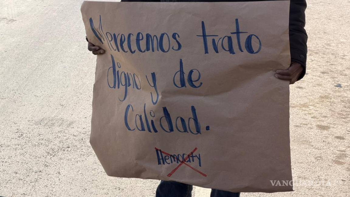 $!Los manifestantes denunciaron un deterioro progresivo en el servicio de hemodiálisis tras el cambio de proveedor en octubre pasado.