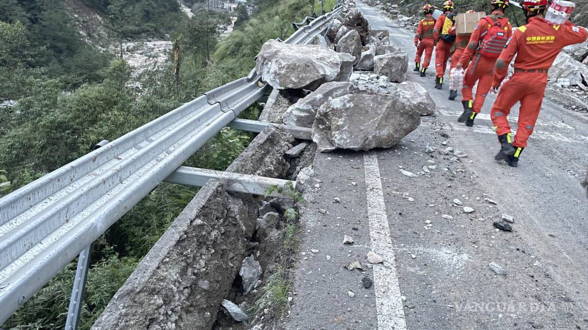 $!Los rescatistas caminan por la carretera después de un terremoto en el condado de Luding, prefectura de Ganzi, provincia de Sichuan, China.