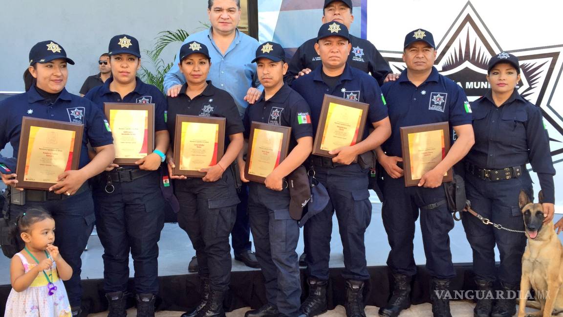 Alcalde de Torreón entrega reconocimientos al “policía del mes”