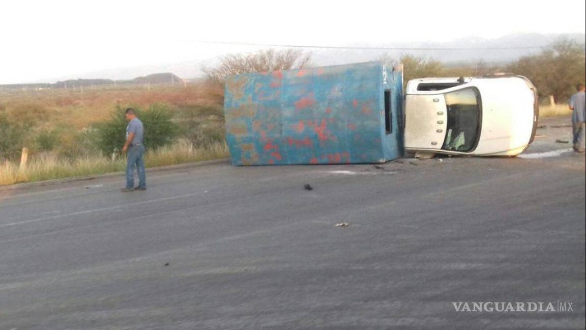 Mueren dos mineros en accidente vial en Barroterán, Coahuila; hay 14 heridos