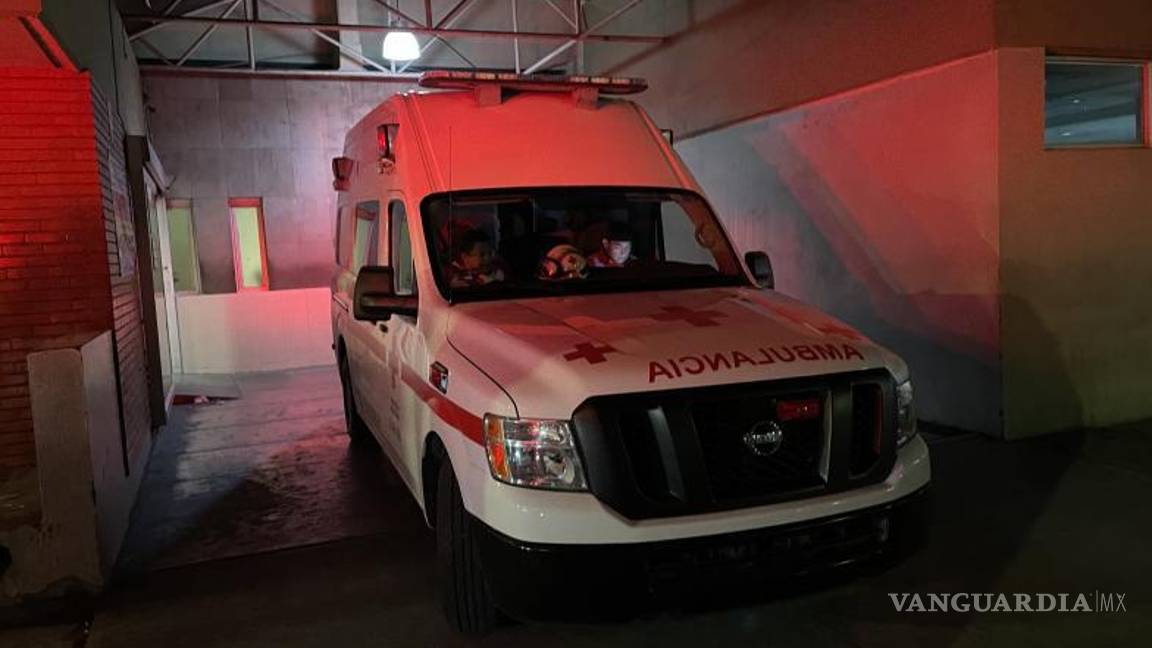 $!Los técnicos en urgencias médicas trasladaron al lesionado a la Clínica 2 del Seguro Social.