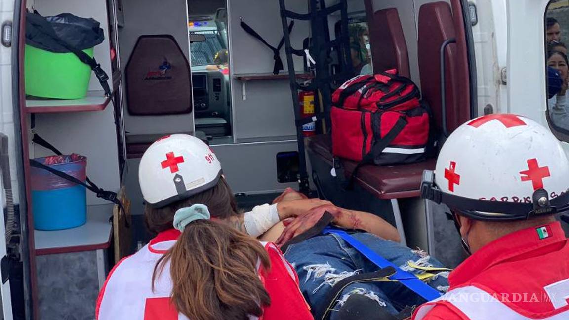 $!Personal de la Cruz Roja atendió al detenido, quien aparenta entre 25 y 30 años, y lo trasladó de urgencia al Hospital General de Saltillo.