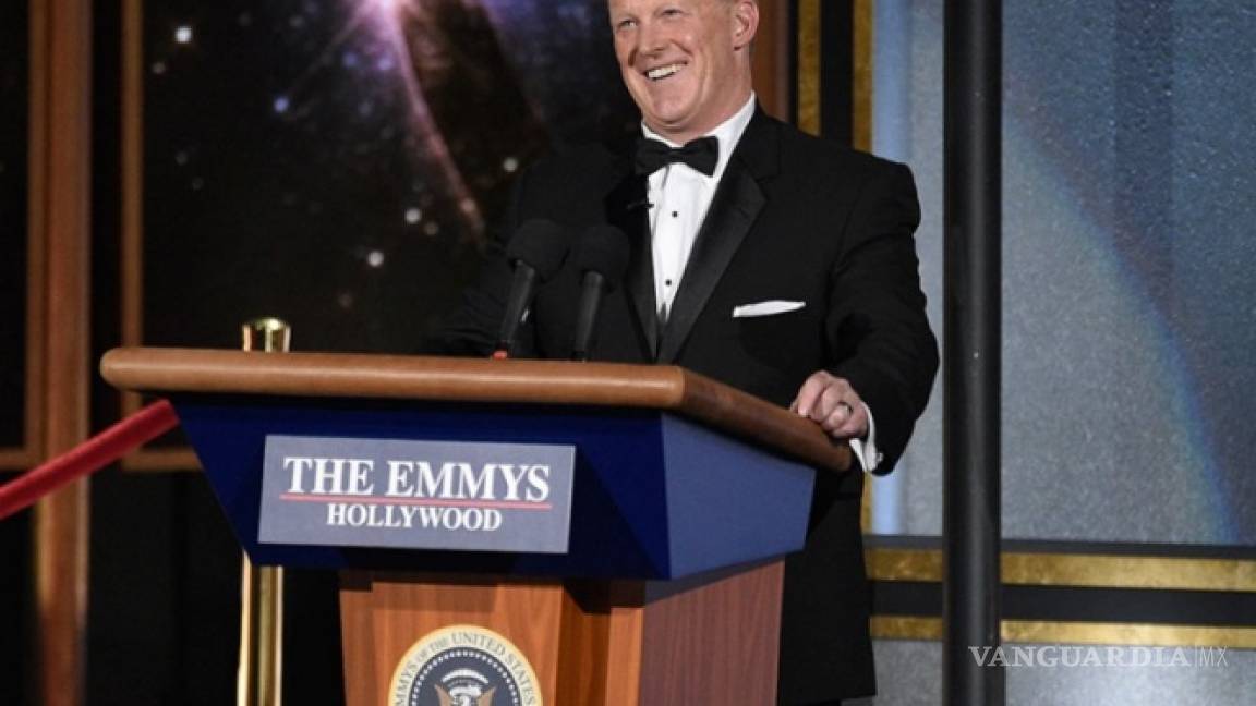 Ex portavoz de Donald Trump se parodia a sí mismo en los Emmy