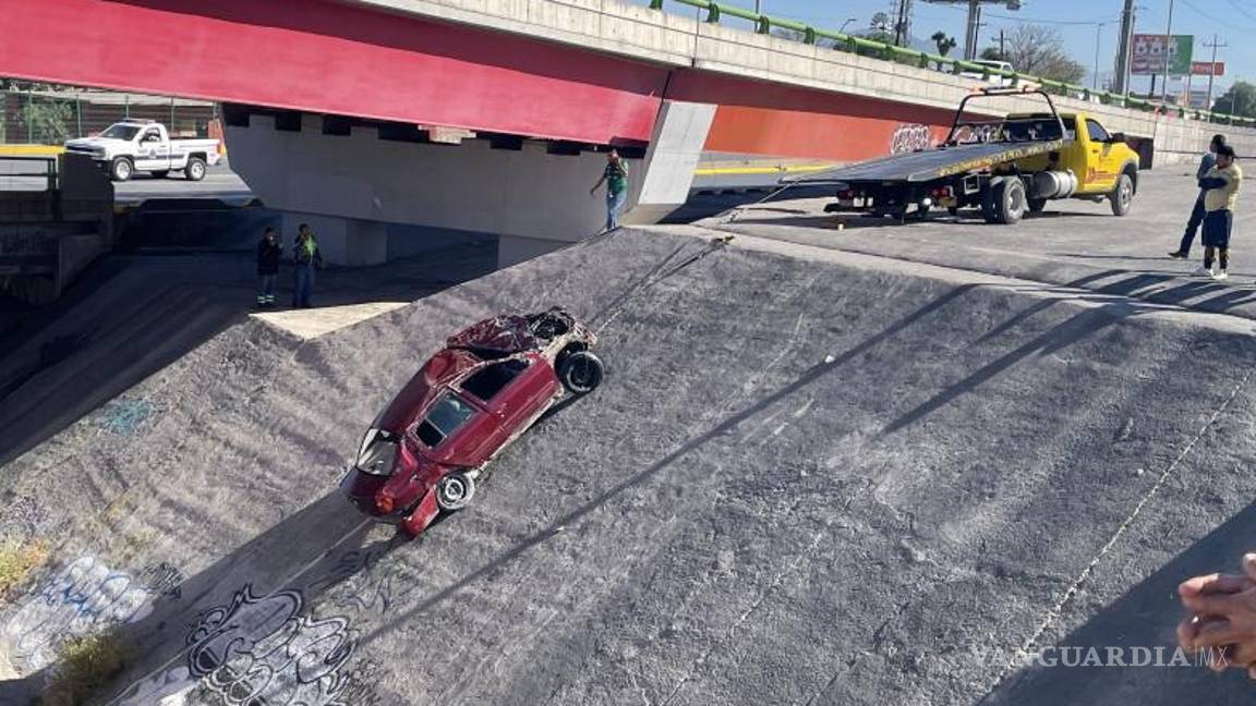 $!Para extraer el vehículo, que se encontraba a seis metros, se requirió una grúa de plataforma para el traslado a un corralón municipal.