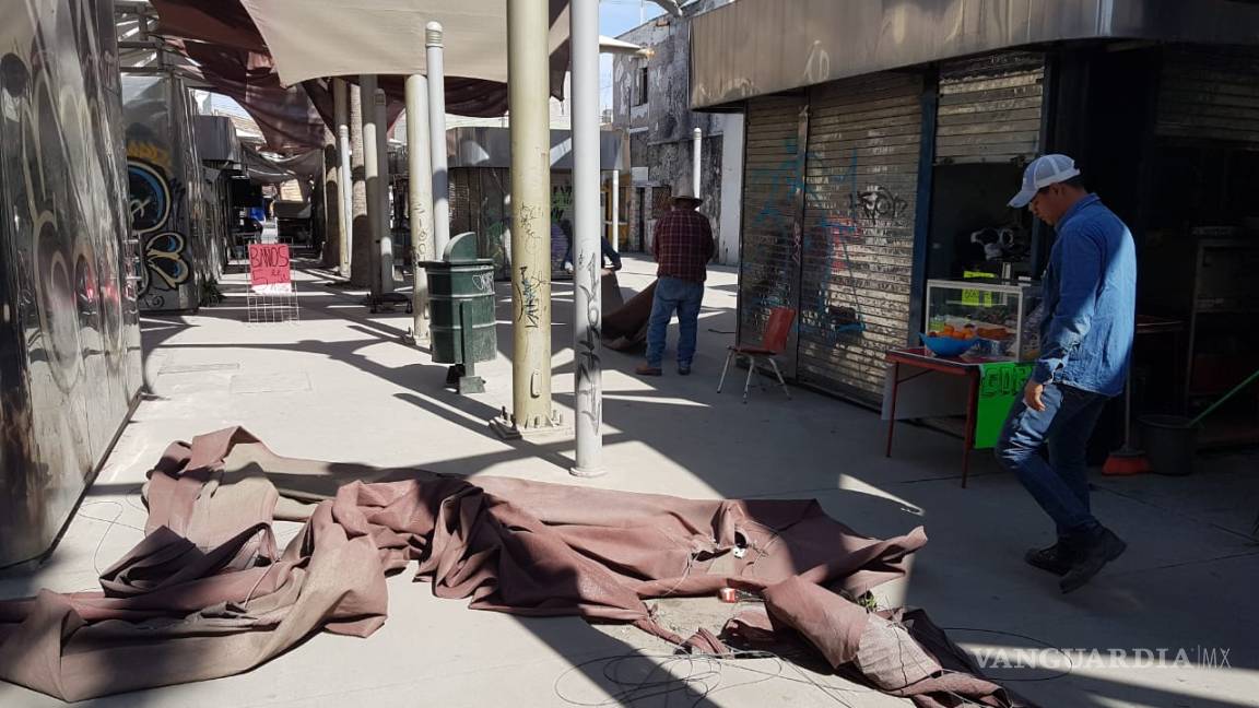 Retiran locales de lámina abandonados en el centro de Torreón