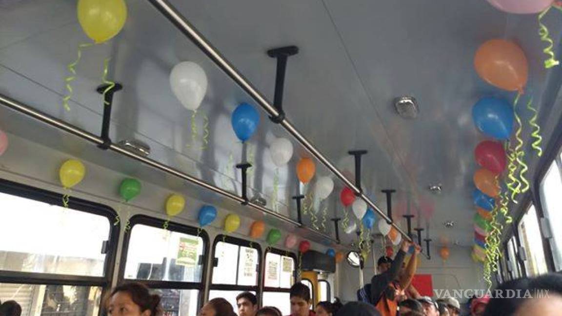 Mientras en Saltillo aumentan las tarifas, este chofer prefiere festejar a sus pequeños pasajeros