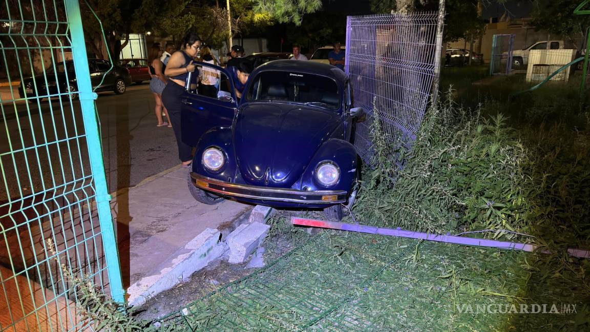 Conductora arrolla a jovencita con su vocho y derriba barda, al norte de Saltillo