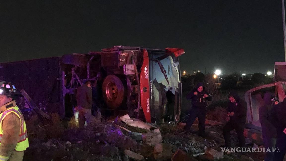 Vuelca un autobús de pasajeros y deja una persona muerta y 12 heridas, en Ramos Arizpe