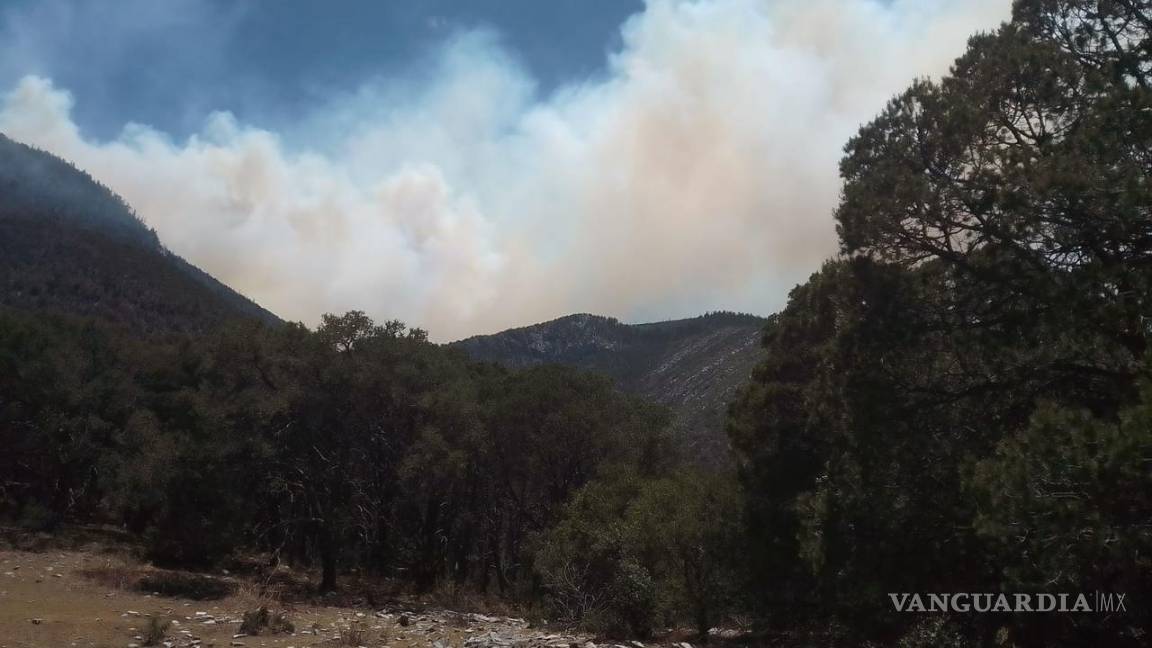 $!Lo difícil del acceso hace que las labores de combate se dificulten y el fuego avance.