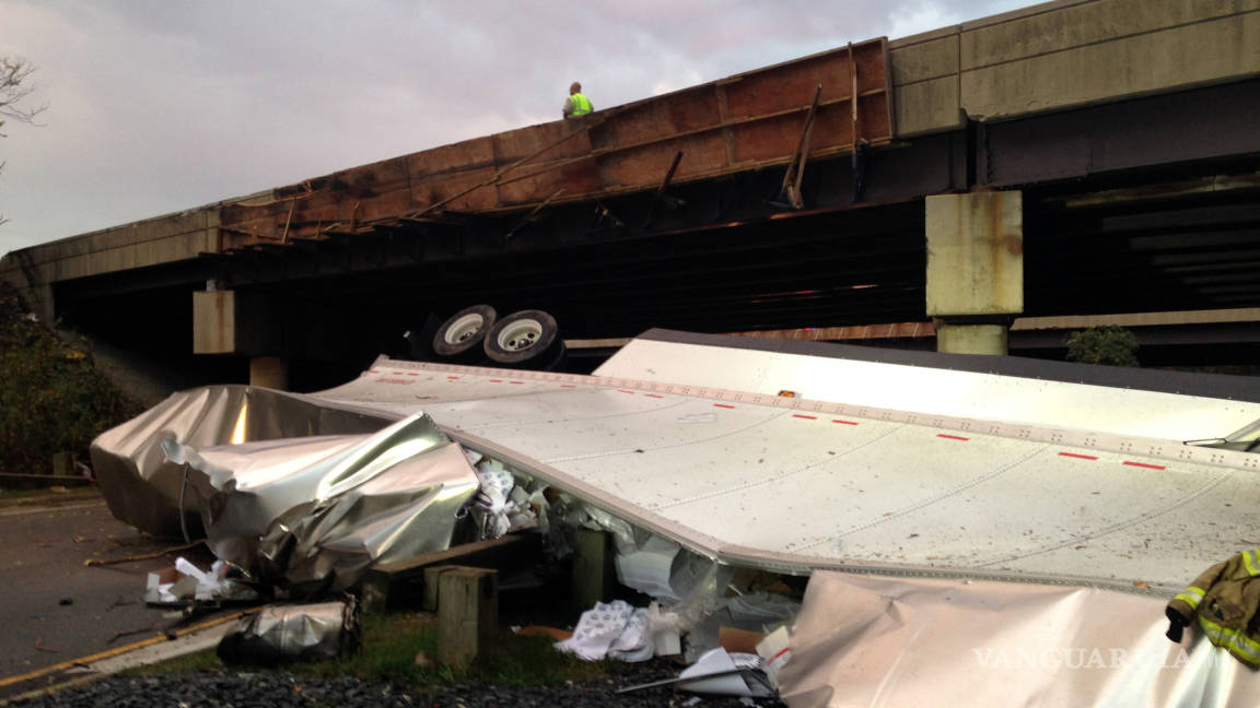 Muere chofer tras caer camión de puente de Maryland