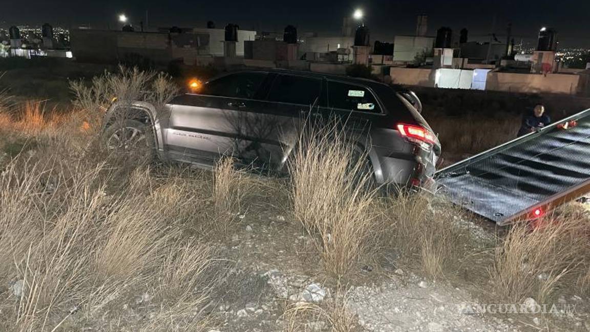 $!El vehículo derribó un cerco de alambre y quedó dañado en un área empedrada.