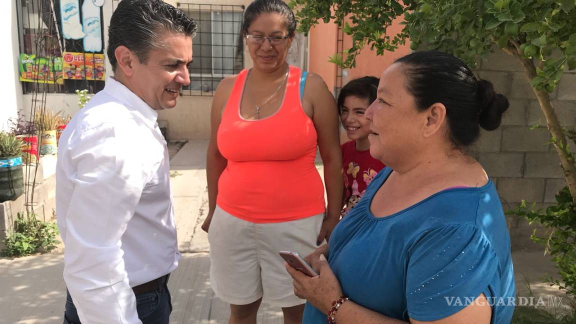 Migue Mery recorre calles del fraccionamiento Nogales, en busca del voto