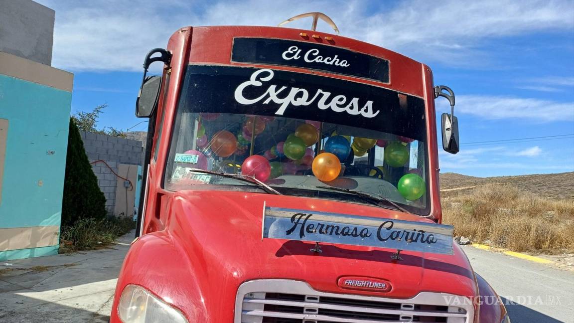 Con rosca y pelotas, este chofer de la ruta Expres de Saltillo hace magia en el Día de Reyes