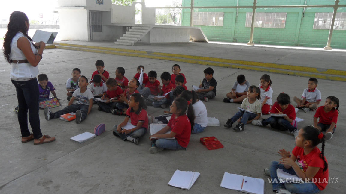 Por calor, en algunas escuelas de Coahuila dan clases en el patio