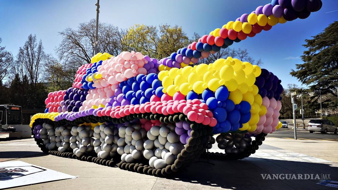 $!Un tanque hecho con globos biodegradables de la campaña ‘Stop Bombing Civilians’ de Handicap International.