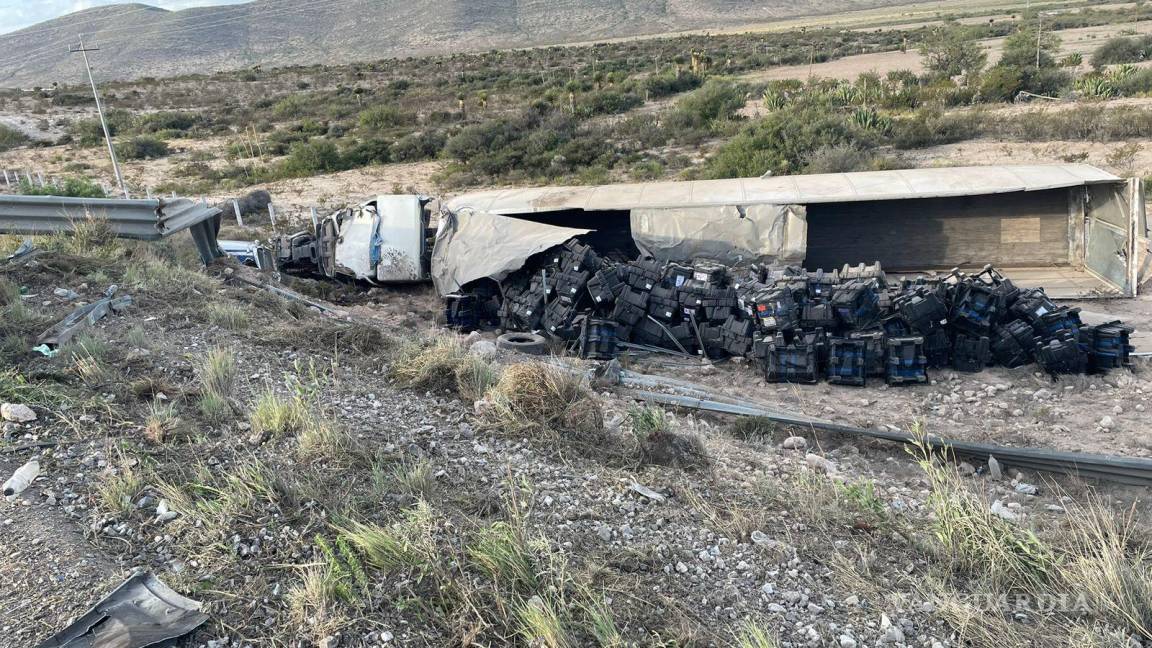 Transportista dormita y sufre aparatosa volcadura en carretera a Zacatecas