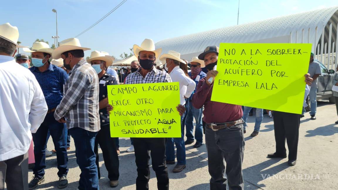 Protestan campesinos afuera de la reunión del Presidente Lopez Obrador en Lerdo