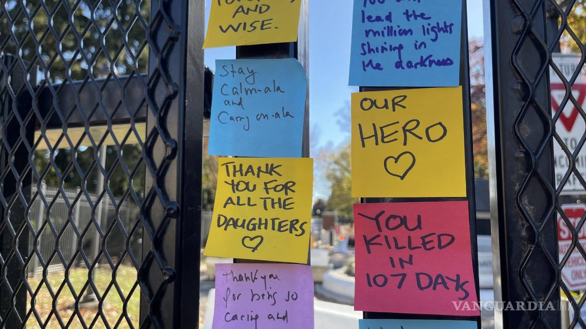 $!Fotografía de mensajes en la entrada de la residencia oficial de la vicepresidenta de Estados Unidos y candidata demócrata a la Casa Blanca, Kamala Harris, este viernes en el Observatorio Naval de Estados Unidos en Washington (Estados Unidos).